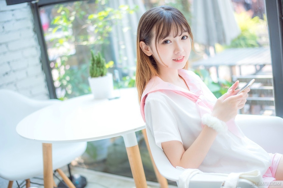 有一种人他信任你接纳你关心你理解你在乎你维护你，包容你他会为你毫无保留的付出，他能分享你的快乐，承接你的痛苦。你的冷暖他记在心里，你的安危他放在心上，他不允许别人对你有一丝一毫的侵犯伤害侮辱中伤。因为真正的爱情，离不开默默地奉献精心地守护，是真心地给予真心地付出。